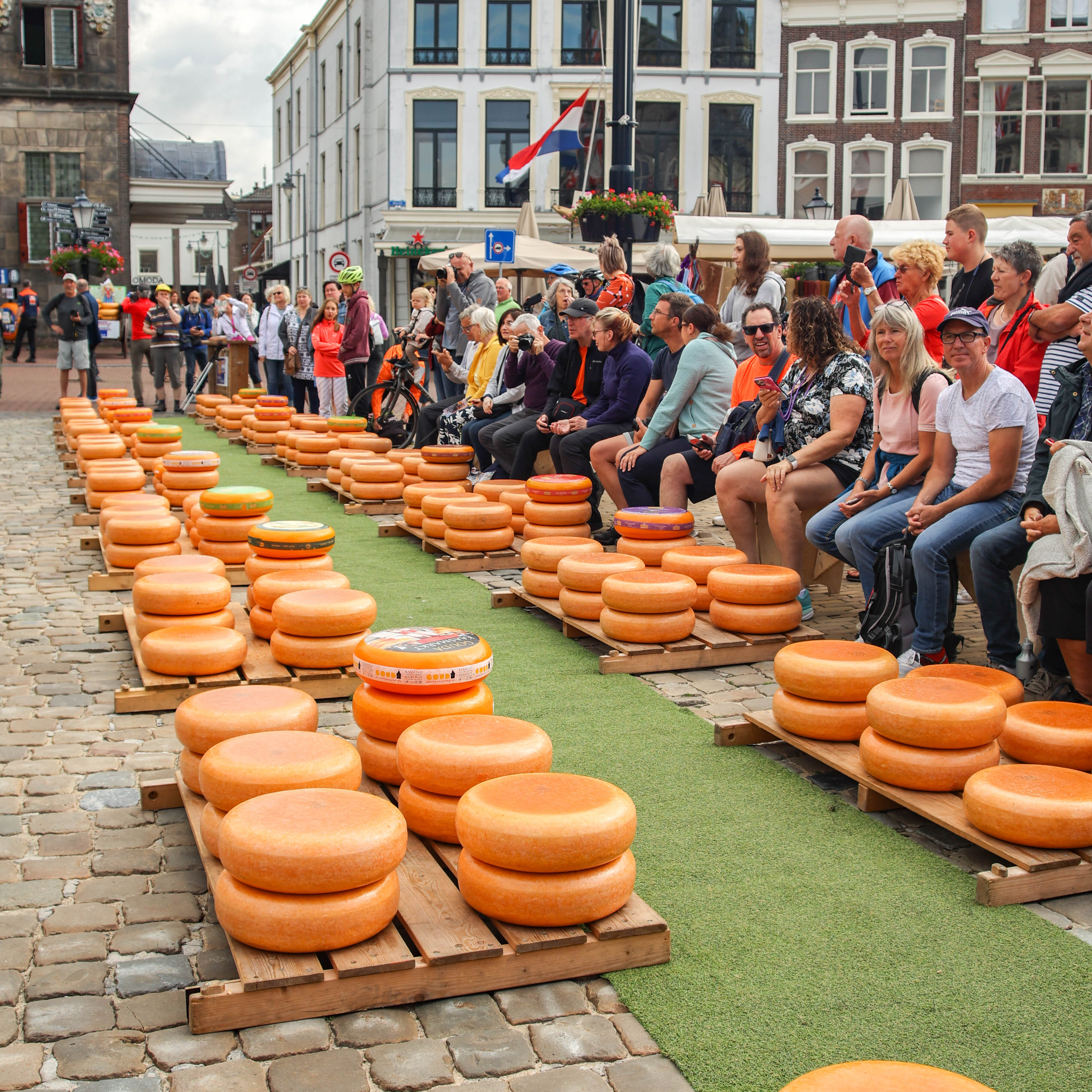 Bekijk deze afbeelding van Eerste kaasmarkt Gouda op donderdag 4 april op Goudse Kaasmarkt