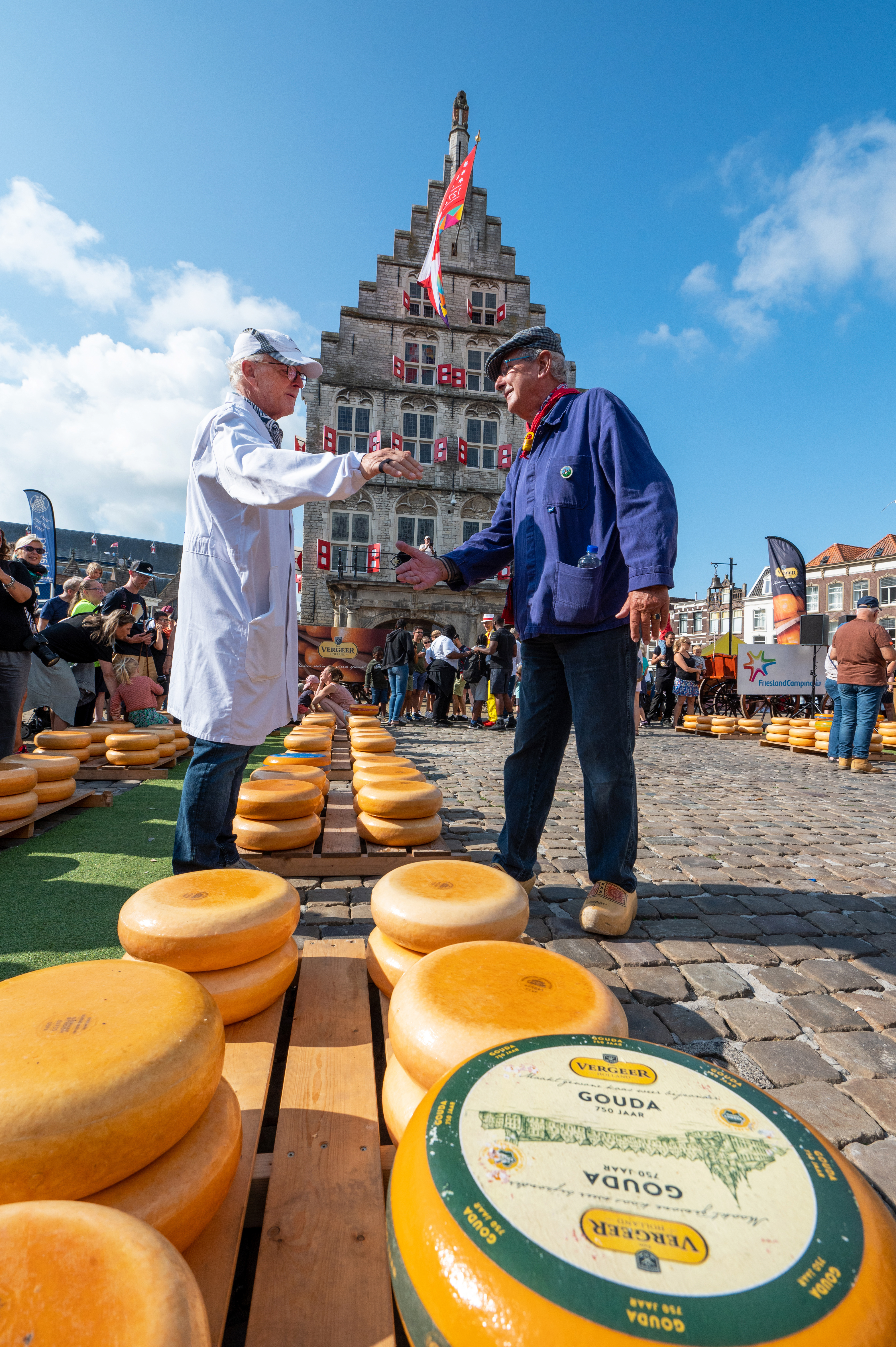Bekijk deze afbeelding van Soesja Citroen en Gerard van Nieuwpoort luiden seizoen Goudse Kaasmarkt in. op Goudse Kaasmarkt